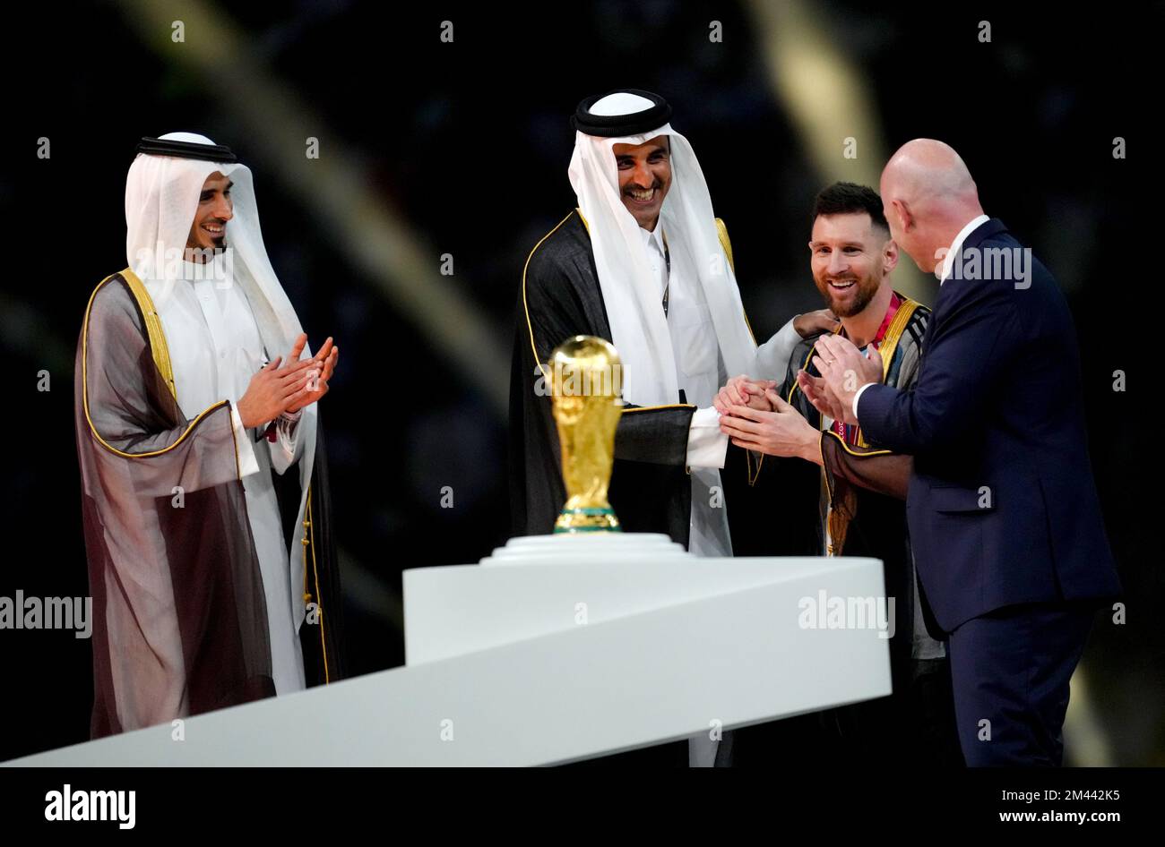 Scheich Tamim bin Hamad Al Thani, der Emir von Katar, präsentiert dem argentinischen Kapitän Lionel Messi einen bisht, nachdem er das Finale der FIFA-Weltmeisterschaft im Lusail Stadium in Katar gewonnen hat. Foto: Sonntag, 18. Dezember 2022. Stockfoto