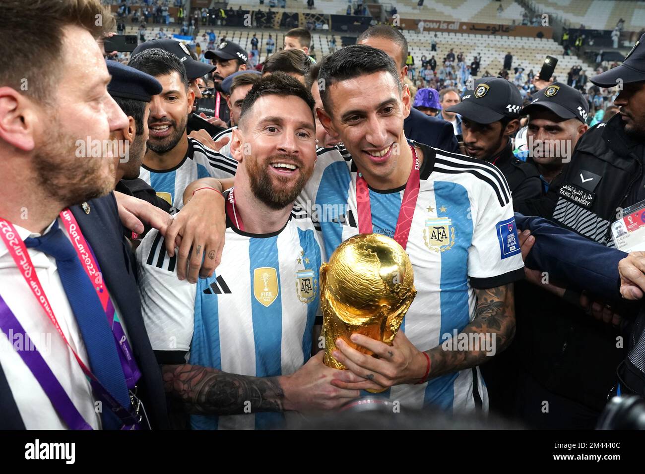 Argentiniens Lionel Messi (links) und Angel Di Maria feiern mit der Trophäe der FIFA-Weltmeisterschaft nach einem Elfmeterschießen im Finale der FIFA-Weltmeisterschaft im Lusail-Stadion in Lusail, Katar. Foto: Sonntag, 18. Dezember 2022. Stockfoto