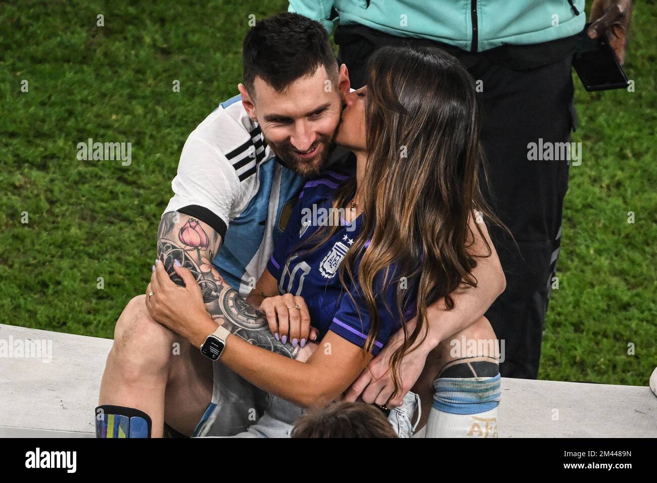 Lusail, Katar. 18.. Dezember 2022. Fußball, Weltmeisterschaft, Argentinien - Frankreich, Endrunde, Finale, Lusail Stadium, Argentiniens Lionel Messi mit seiner Frau Antonela Roccuzzo nach dem Spiel. Kredit: Robert Michael/dpa/Alamy Live News Stockfoto