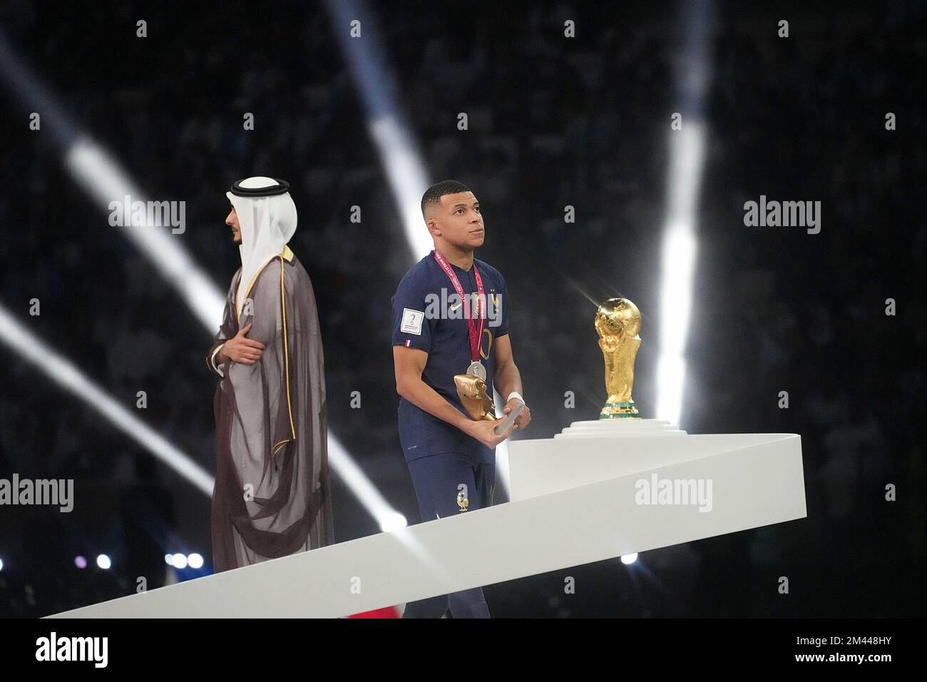 12/18/2022, Lusail Icon Stadium, Doha, QAT, FIFA-Weltmeisterschaft 2022, Finale, Argentinien gegen Frankreich, auf dem Bild, dass der französische Stürmer Kylian Mbappe traurigerweise an der Trophäe der Weltmeisterschaft vorbeigeht. Stockfoto