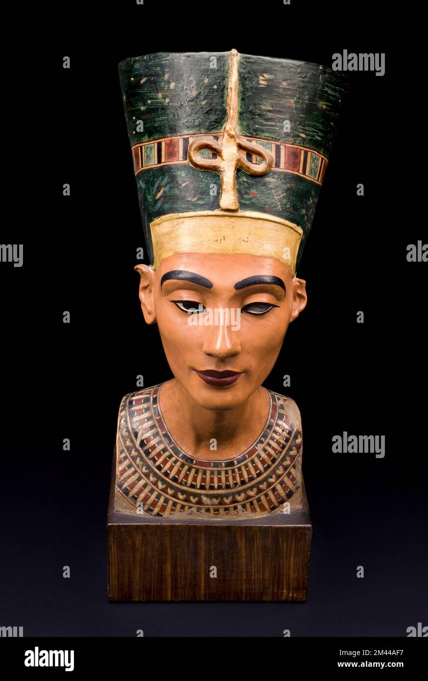 Büste von Königin Nefertiti - Ägypten 1912-1928- Königin Nefertiti war die Gemahlin des pharaos Akhenaton, Vater von Tutanchamun. Sie war berühmt für ihre Schönheit. Das Original dieser Büste von Nefertiti stammt aus der Dynastie von 18. (ca. 1383-1365BCE). Es wurde 1912 in Amatha, Ägypten, gefunden. Dies ist eine Gipskopie des Originals, das jetzt im Ägyptischen Museum in Berlin untergebracht ist. Make-up wurde häufig im alten Ägypten verwendet. Es konzentrierte sich auf das Auge. Kohl Eyeliner wurde häufig verwendet, um das Aussehen des sonnengottes Re oder des Auges von Horus zu replizieren, von dem angenommen wurde, dass es seinen Trägern Schutz bietet. Stockfoto