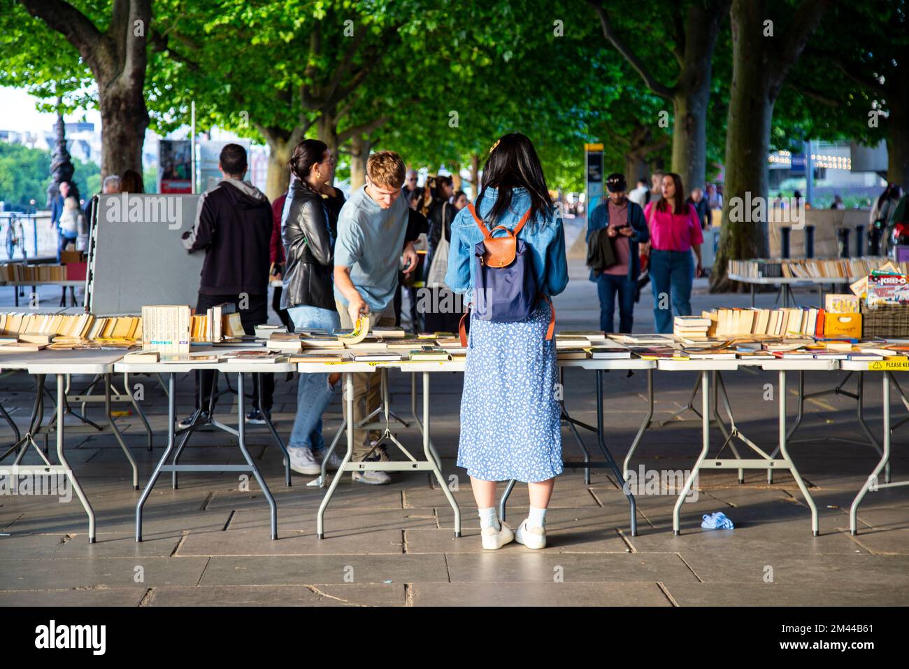 Leute, die Bücher am Southbank Centre Book Market Stall in London, Großbritannien, durchstöbern Stockfoto