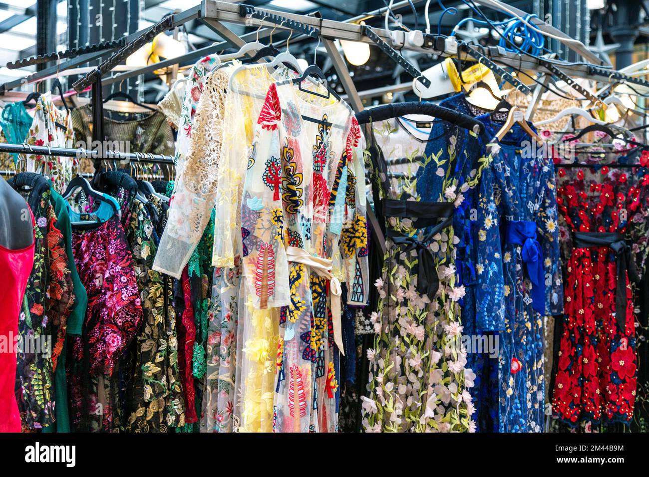 Stall mit bunten Kleidern auf dem Spitalfields Market, London, Großbritannien Stockfoto