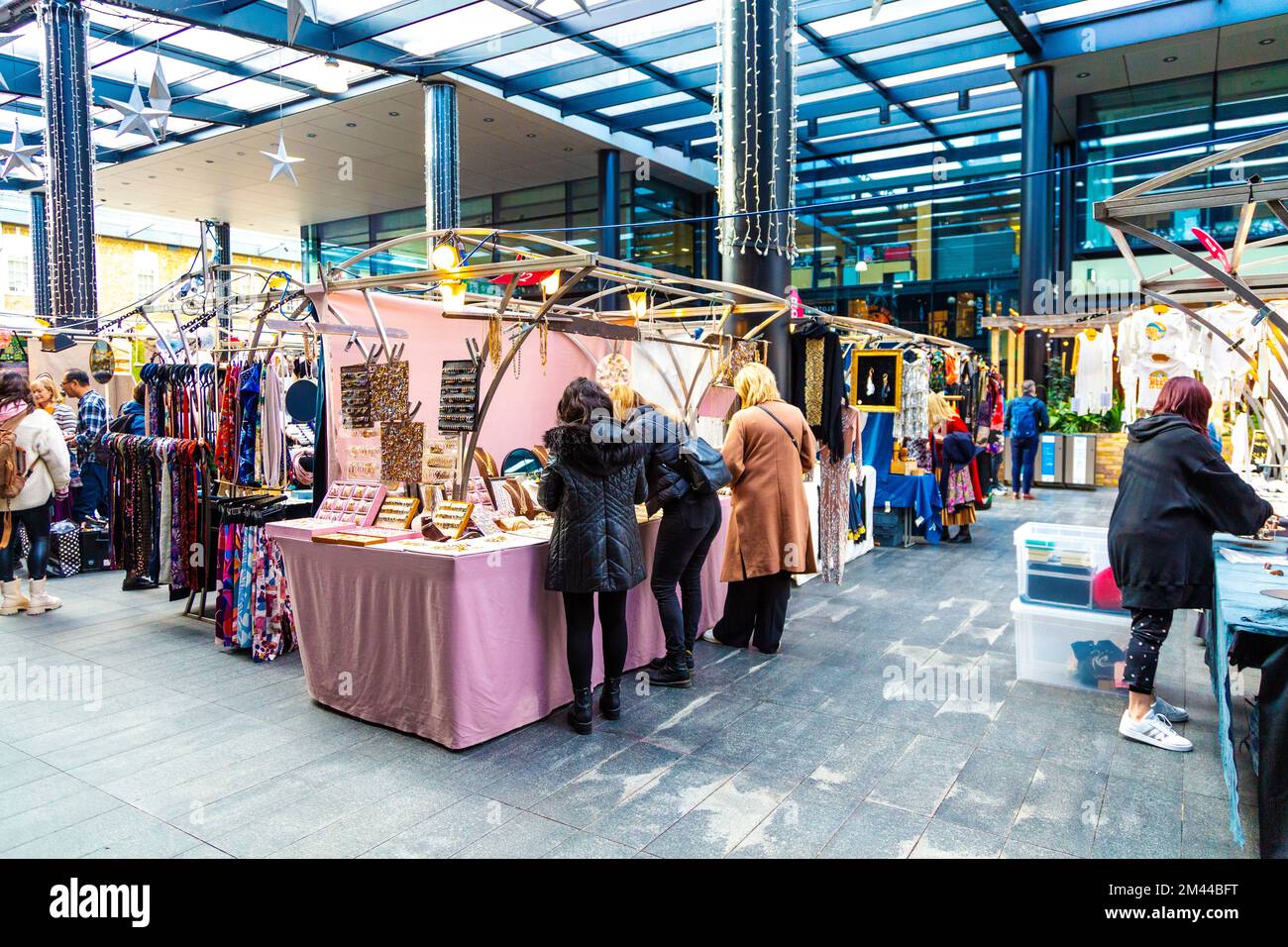 Leute, die an Verkaufsständen stöbern, Spitalfields Market, London, Großbritannien Stockfoto