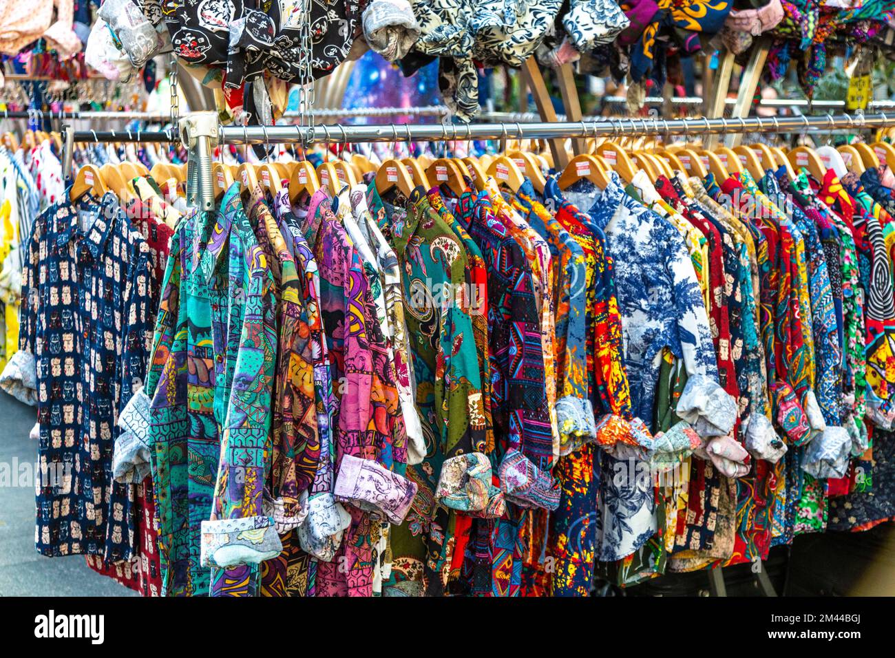 Bunte Hemden auf dem Spitalfields Market, London, Großbritannien Stockfoto