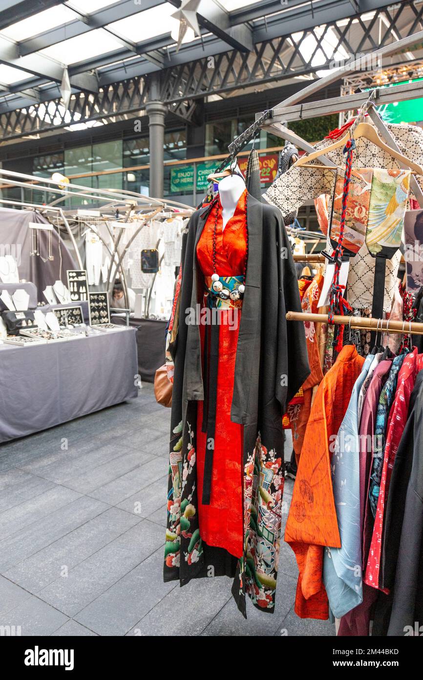 Japanische Mode- und Kimono-Stall Uroko am Spitalfields Market, London, Großbritannien Stockfoto