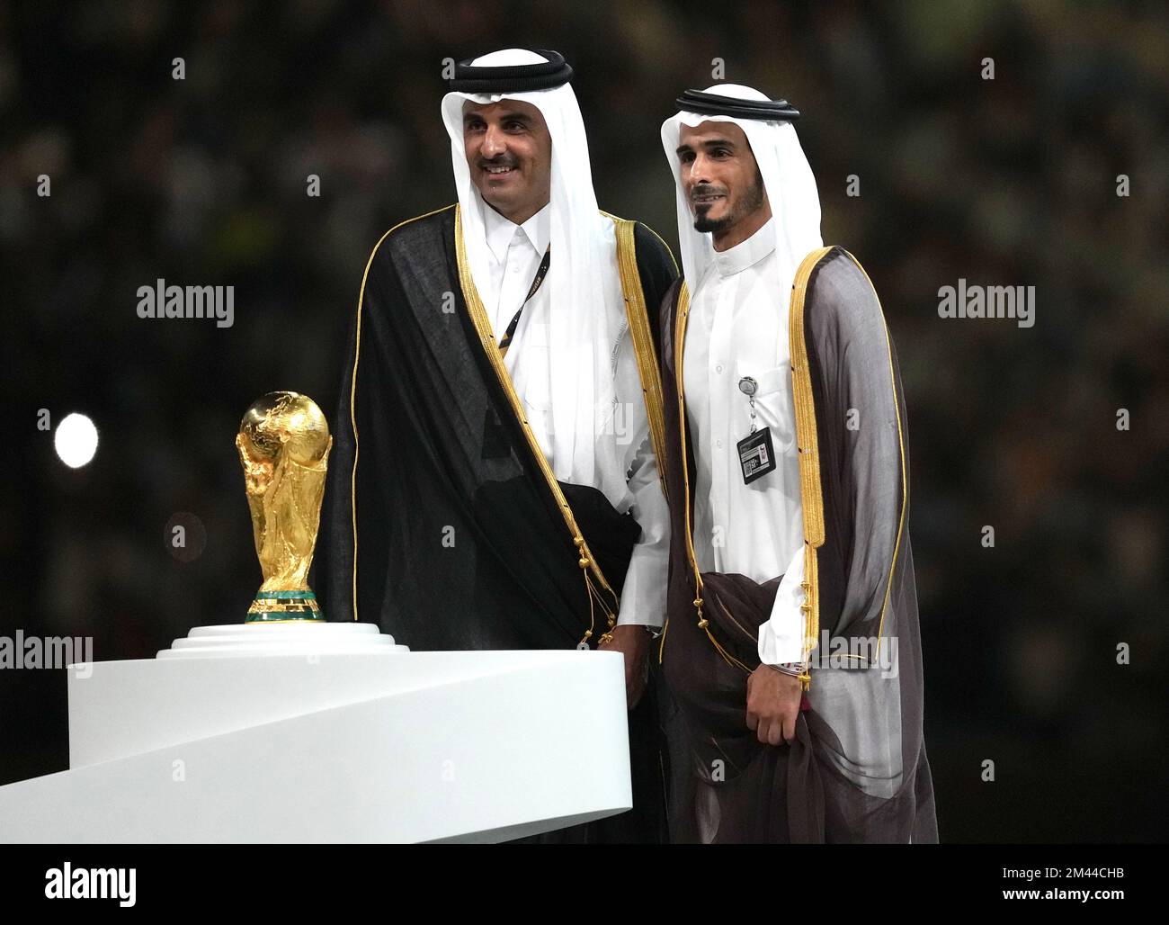 Emir von Katar Scheich Tamim bin Hamad al-Thani und Scheich Jassim bin Hamad al-Thani nach dem Finale der FIFA-Weltmeisterschaft im Lusail-Stadion in Lusail, Katar. Foto: Sonntag, 18. Dezember 2022. Stockfoto