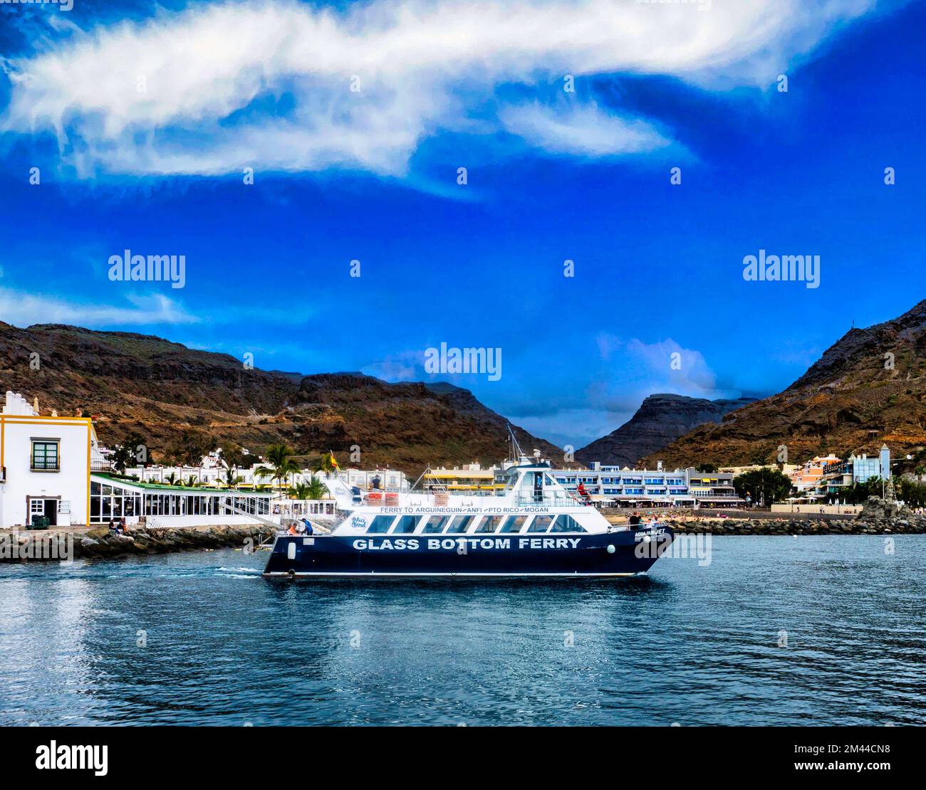 Eine Glasbodenfähre, die von Puerto Mogan in MOGON, Gran Canaria, abfährt. Stockfoto