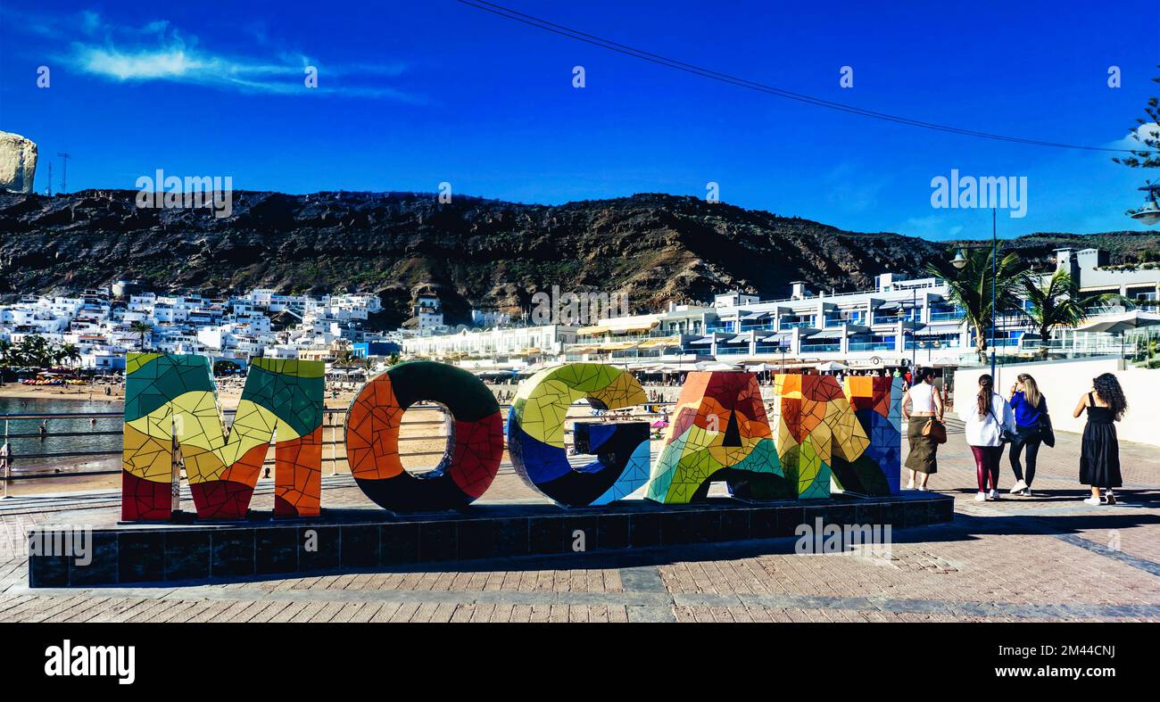 Farbenfrohe Beschilderung für Mogan in Puerto Mogan, Gran Canaria. Stockfoto