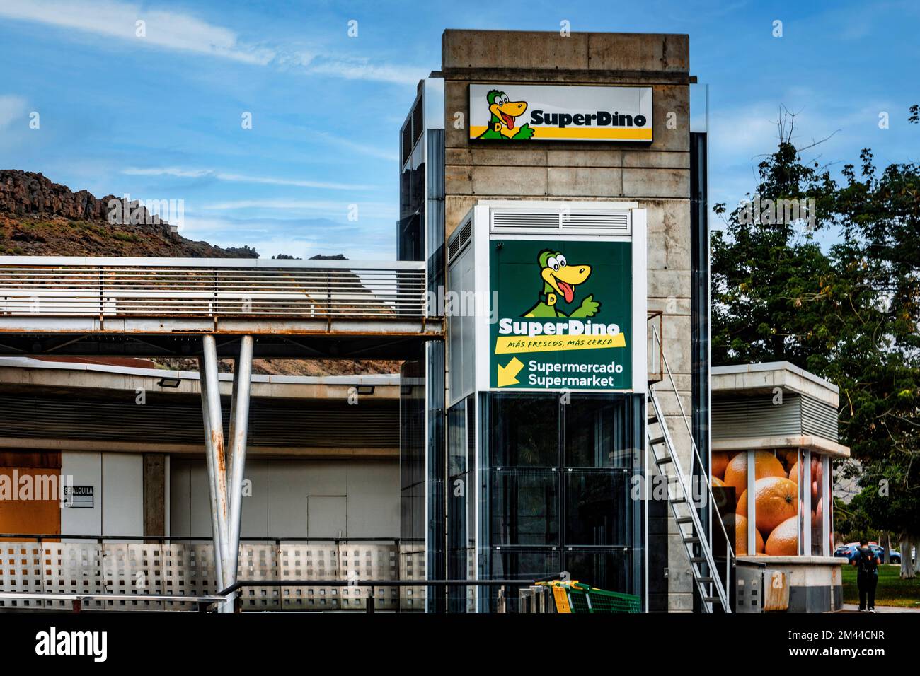 Eine Filiale von Superdino, einer spanischen Supermarktkette im Einkaufszentrum, Plaza Mogan, Gran Canaria Stockfoto