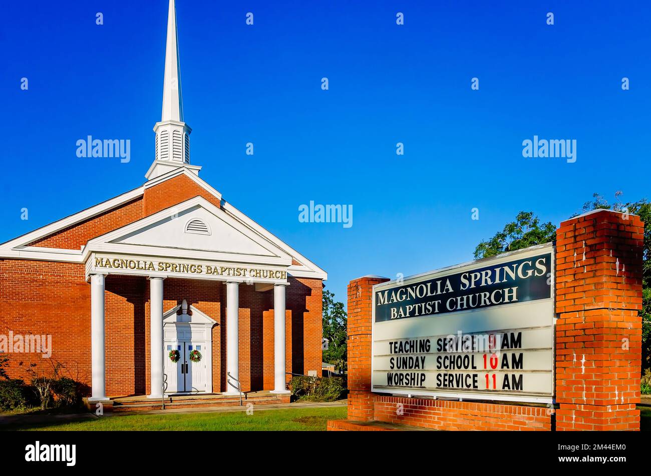 Die Magnolia Springs Baptist Church ist am 16. Dezember 2022 in Theodore, Alabama, abgebildet. Die Kirche wurde 1989 gegründet. Stockfoto