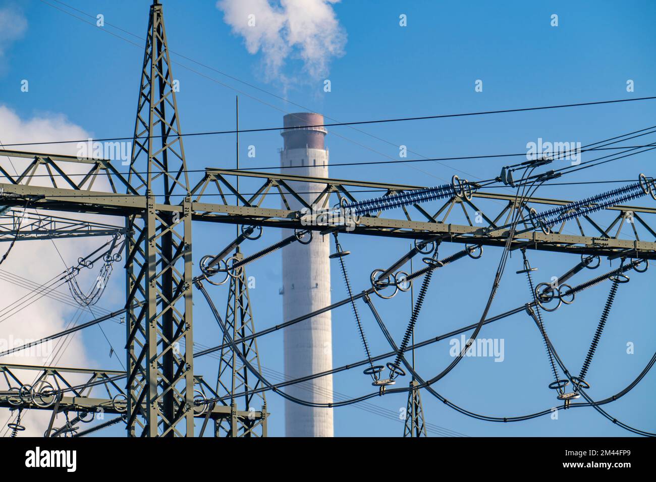 380-kV-Anlage, Schaltanlage des Übertragungsnetzbetreibers Amprion, im Emscherbruch in Herten, Kamin der STEAG-Kraft-Wärme-Kopplung pl Stockfoto