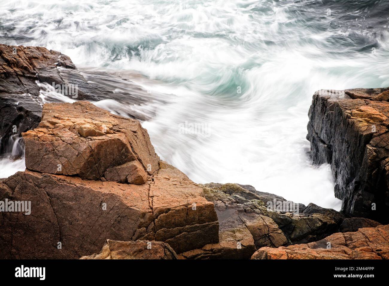 Wellen entlang der felsigen Küste Maine im Acadia National Park Stockfoto