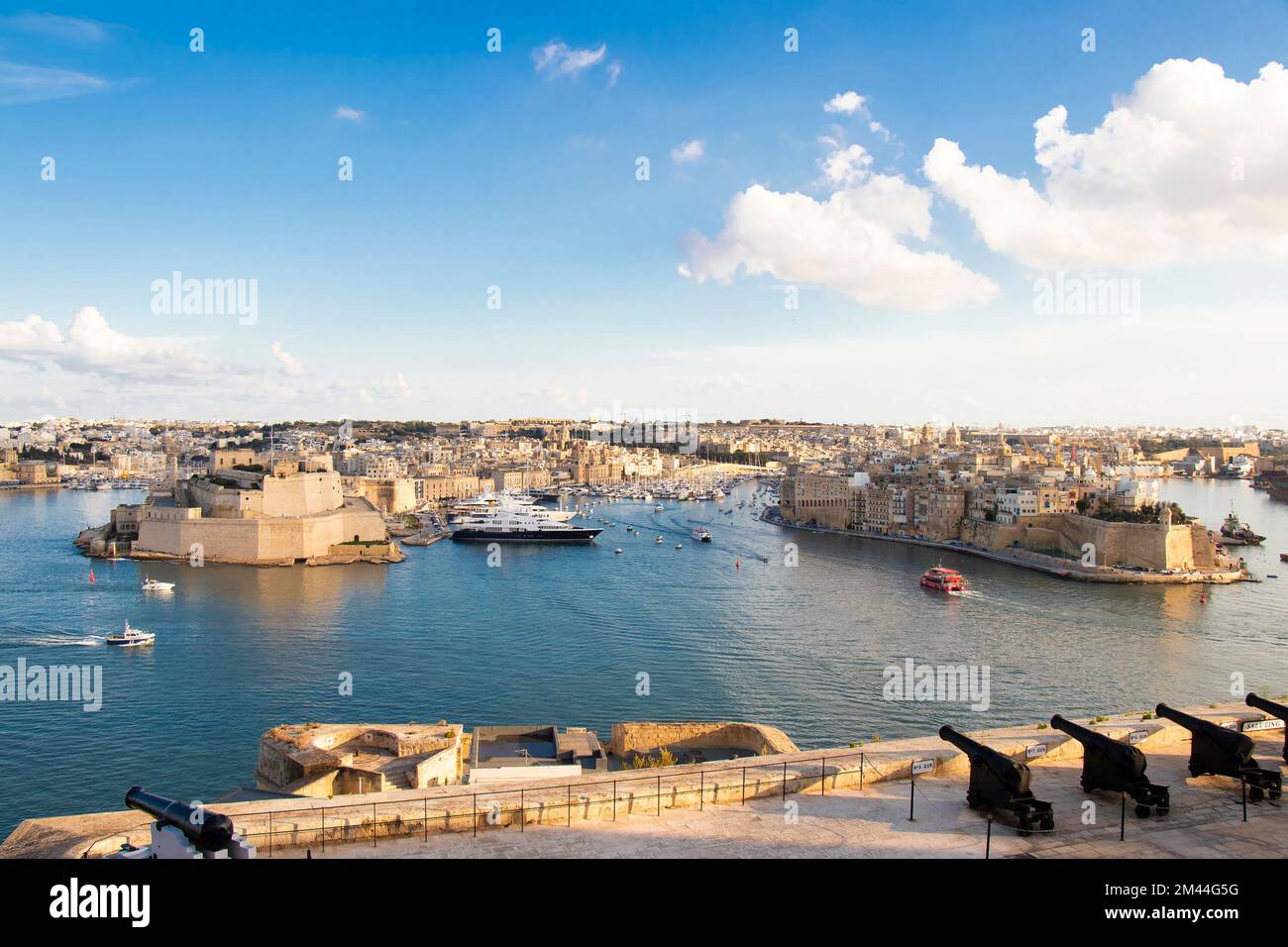 Mediterrane Uferpromenade, Panoramablick von Valletta, Malta, untere Barrakka-Gärten, Festung an den Buchten Birgu und Senglea Stockfoto