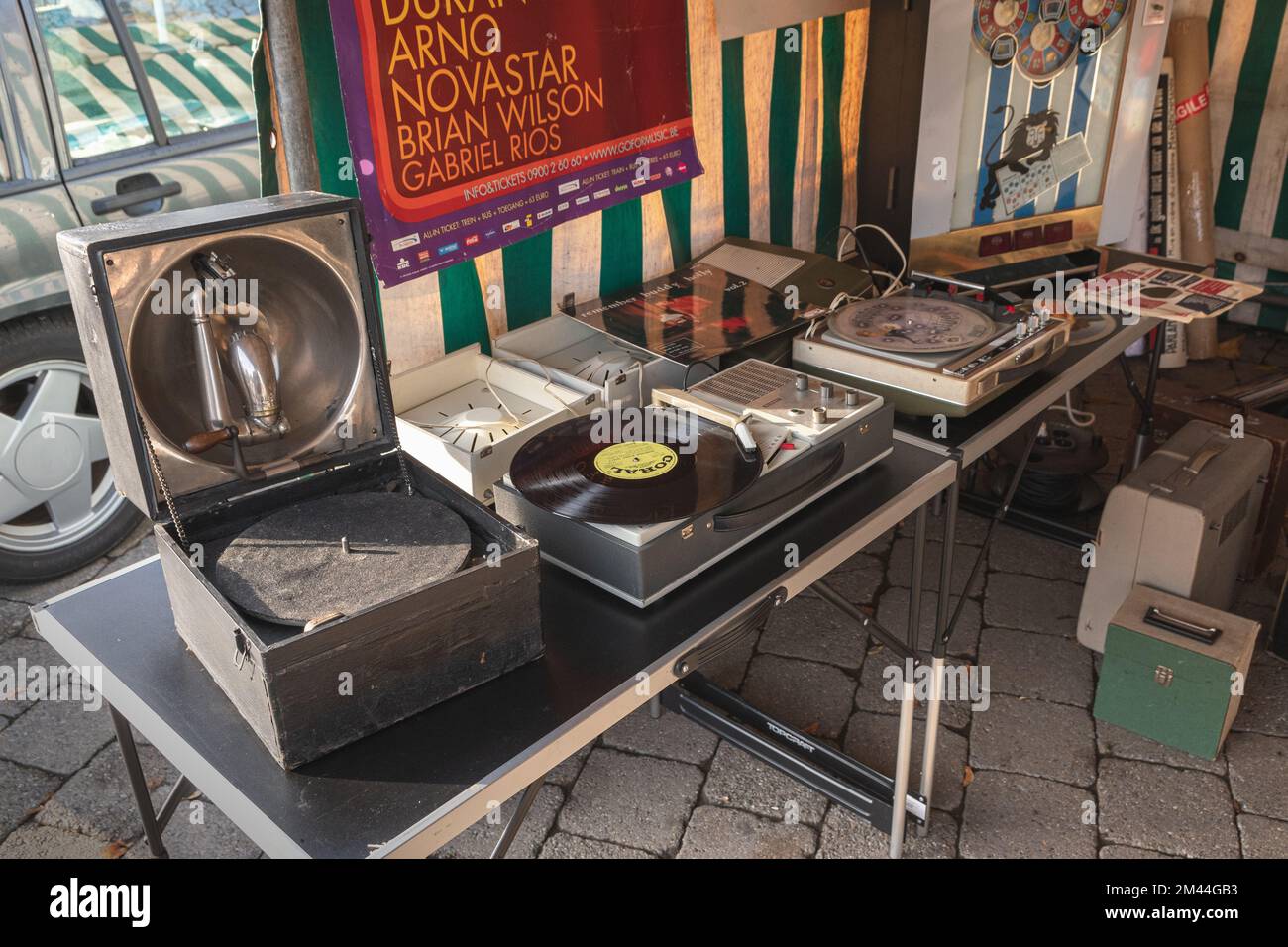 Hasselt. Limburg - Belgien. 23-10-2021. Klassische Grammophone, Plattenspieler und Platten auf dem Flohmarkt in der Stadt Stockfoto