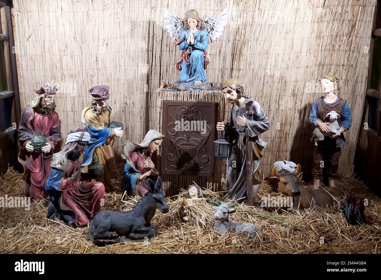 Geburtsszene. Weihnachtsmanger-Szene mit neugeborenen Figuren Jesus, Maria, Joseph, Schafen und Esel. Magische Stimmung bei Adventsbeginn. Stockfoto