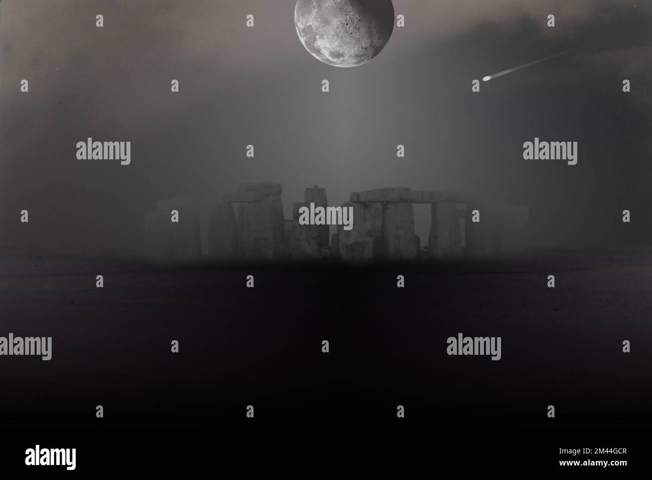 Surreale Landschaft. Stonehenge im Nebel. Vollmond am Himmel. 3D-Rendering Stockfoto