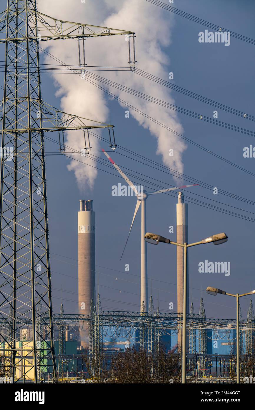 Hochspannungsleitung, Hochspannungspylon, Schornstein des Kraftwerks
