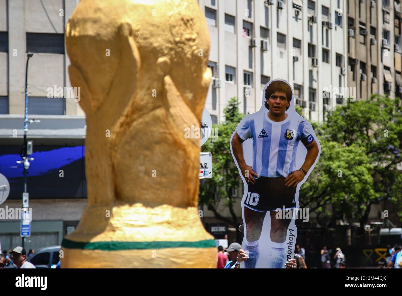 Diego Maradona Poster und die Weltmeisterschaft, die während der Siegesfeier gegen Frankreich im Finale der Weltmeisterschaft Katar 2022 gezeigt wurde. Endstand: Argentinien 4 - 2 Frankreich Stockfoto
