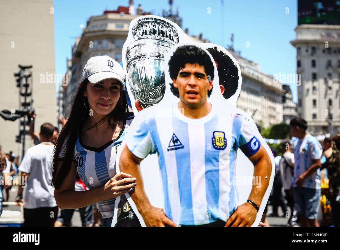 Argentinischer Fan mit Diego Maradona Poster, das während der Siegesfeier gegen Frankreich für das Finale der Weltmeisterschaft Katar 2022 gezeigt wurde. Endstand: Argentinien 4 - 2 Frankreich Stockfoto