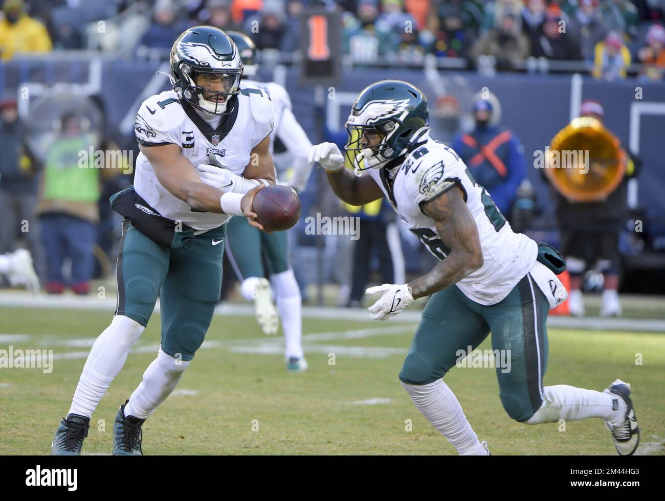 Chicago, Usa. 18.. Dezember 2022. Philadelphia Eagles Quarterback Jalen hurts (1) übergibt den Ball an Philadelphia Eagles Running Back Miles Sanders (26) während eines Spiels gegen die Chicago Bears am Soldier Field in Chicago am Sonntag, den 18. Dezember 2022. Die Eagles gewannen 25:20. Foto von Mark Black/UPI Credit: UPI/Alamy Live News Stockfoto