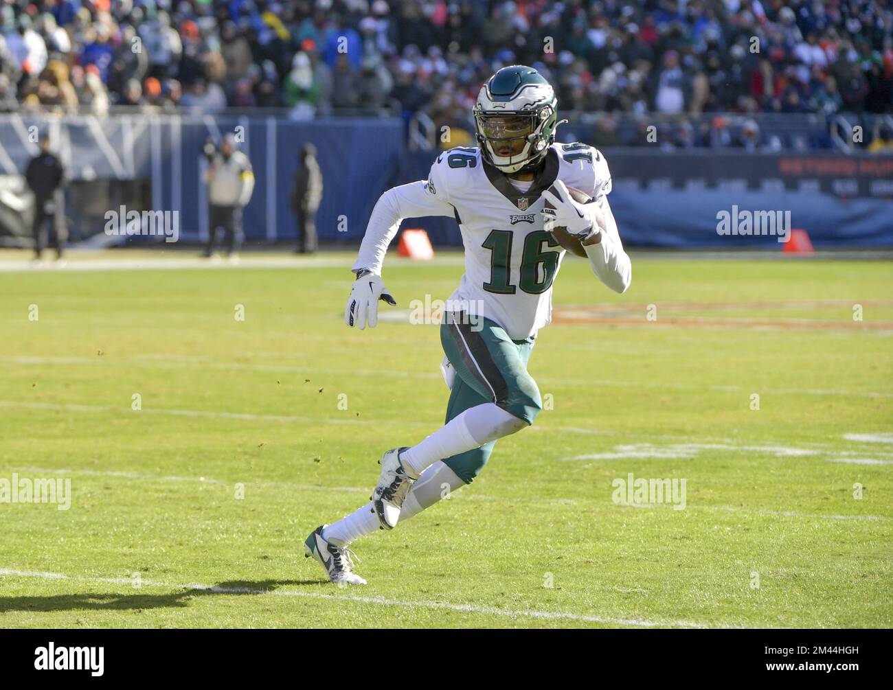 Chicago, Usa. 18.. Dezember 2022. Philadelphia Eagles Wide Receiver Quez Watkins (16) spielt am Sonntag, den 18. Dezember 2022, den Ball gegen die Chicago Bears im Soldier Field in Chicago. Die Eagles gewannen 25:20. Foto von Mark Black/UPI Credit: UPI/Alamy Live News Stockfoto