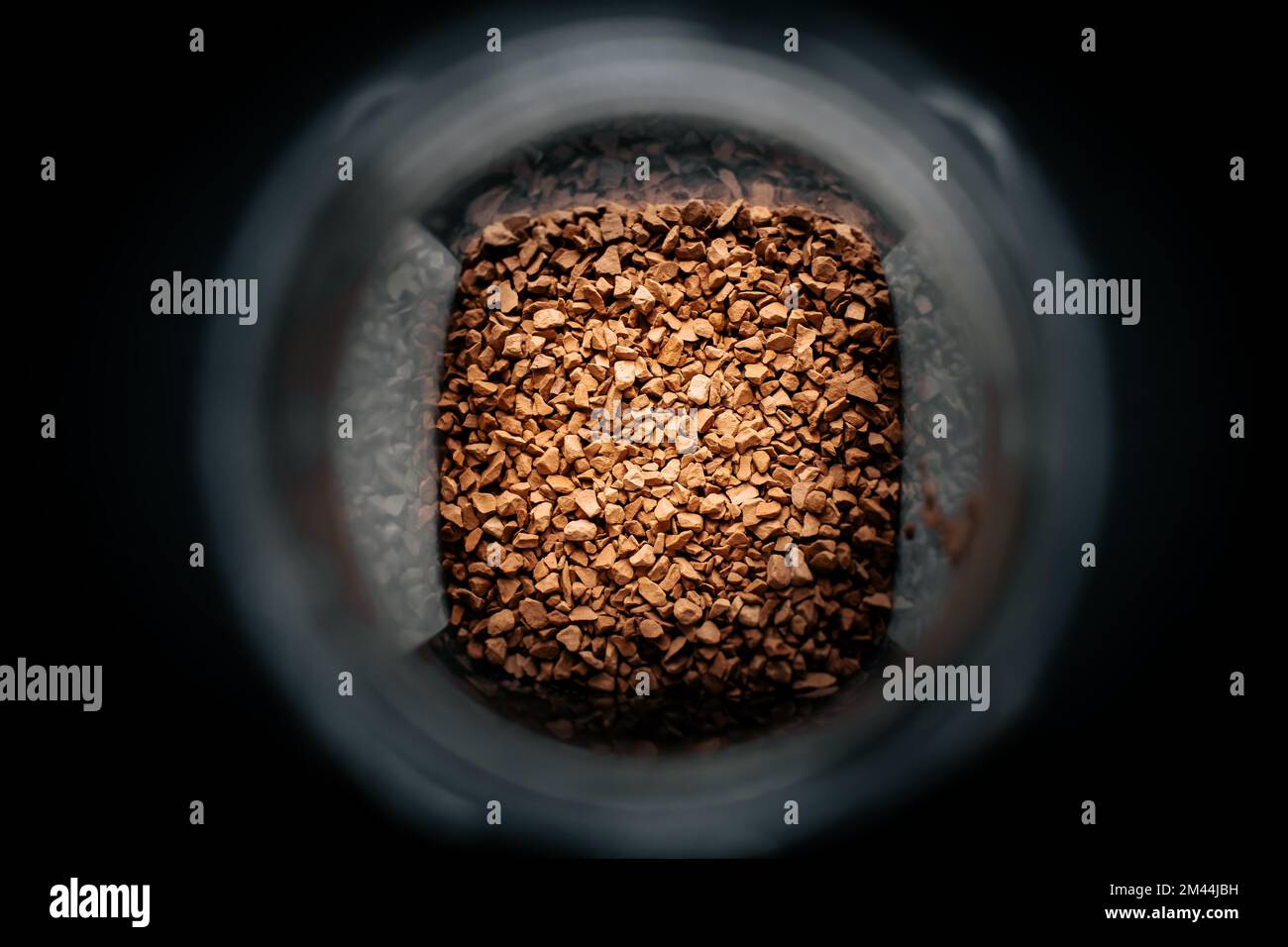Foto eines Bechers mit Instantkaffee auf dunklem Hintergrund, Bokeh Stockfoto