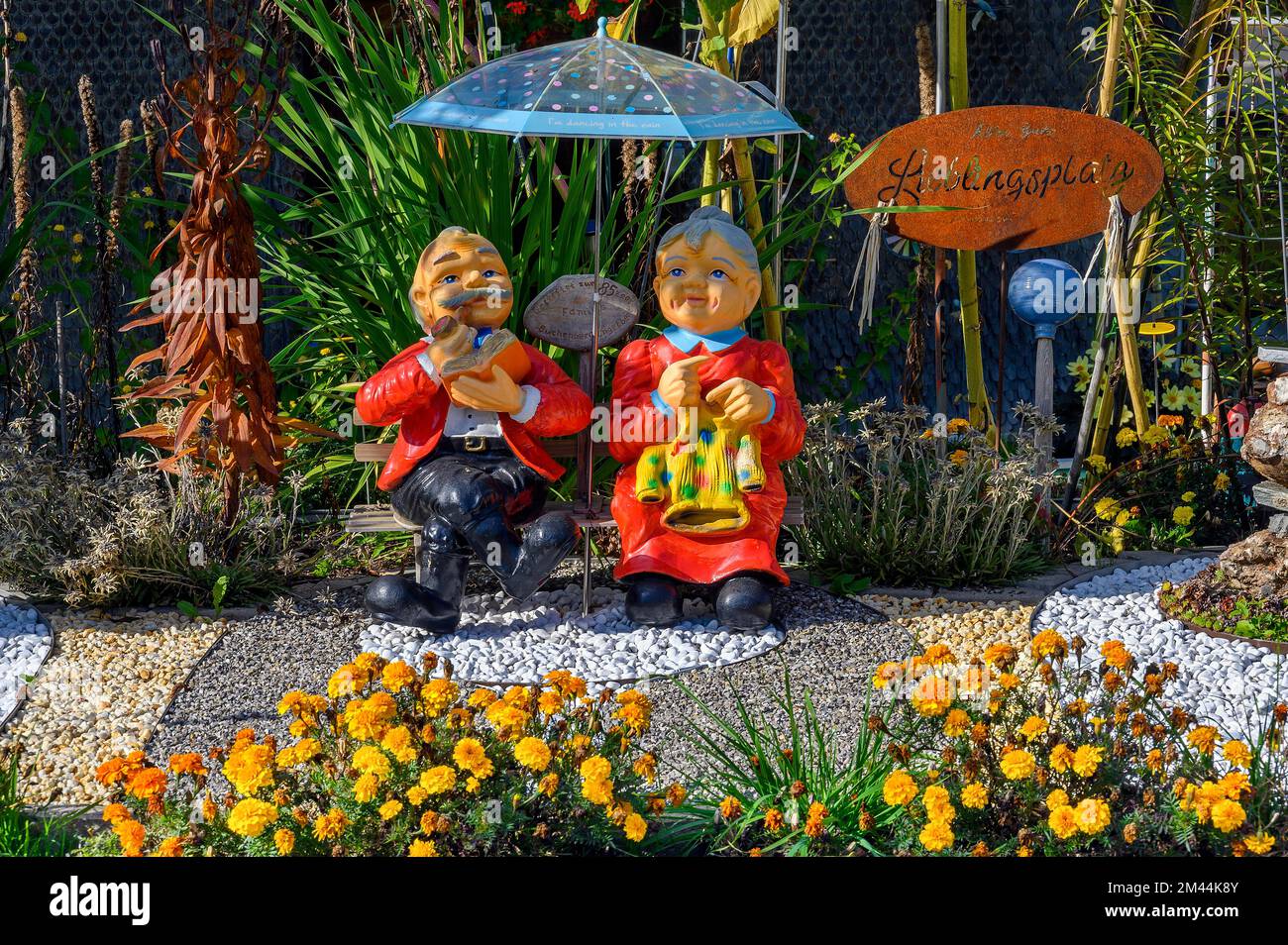 Dorfidyll, Keramikfiguren von Oma und Opa mit Blumendekorationen, Allgaeu, Bayern, Deutschland Stockfoto