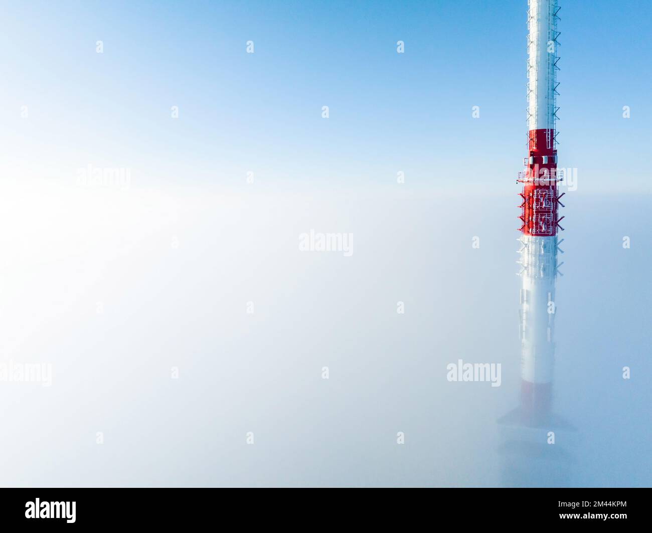 Draufsicht der Drohne auf den Fernsehturm von Riga in Lettland. Stockfoto