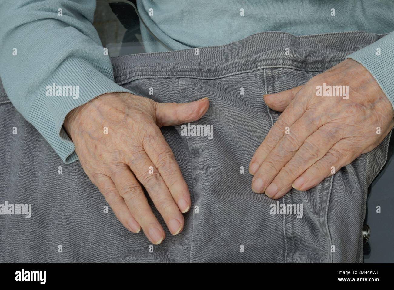 Die Hände einer älteren Frau fühlen das Problem. Taktile Sinne von Senioren Stockfoto