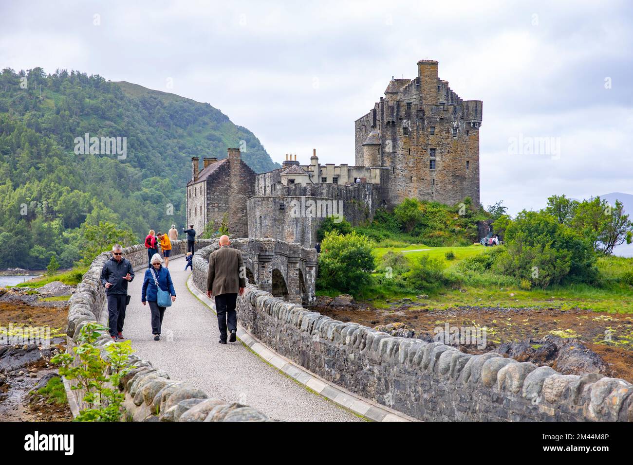 Schloss Eilean Donan aus dem 13.. Jahrhundert am Loch Duich im schottischen Hochland, Sommer 2022, Außenblick mit umliegender Landschaft, Schottland, Großbritannien Stockfoto