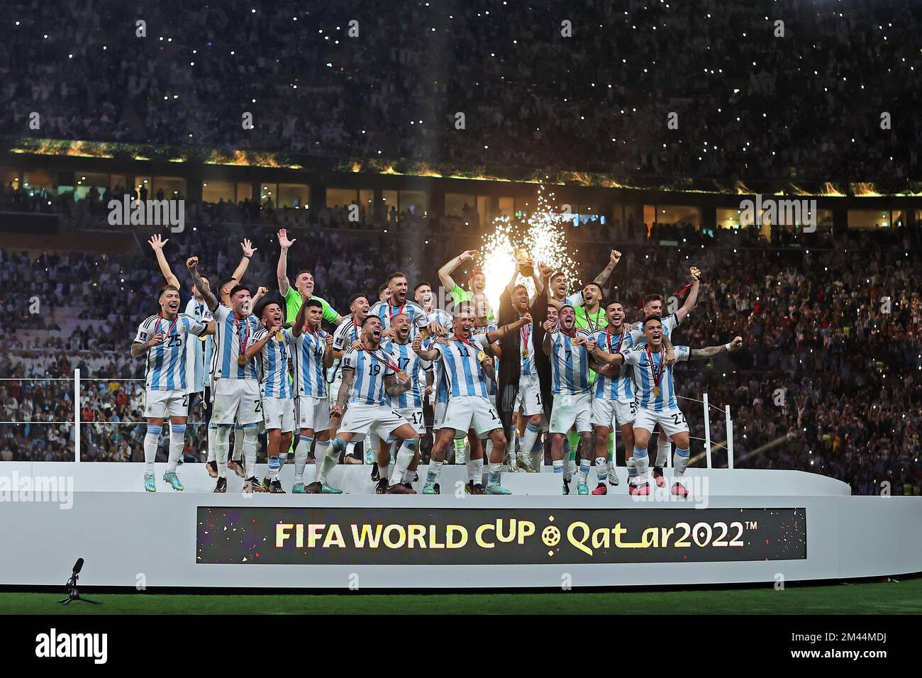 Doha, Katar. 18.. Dezember 2022. Spieler aus Argentinien feiern den Titel nach dem Spiel zwischen Argentinien und Frankreich für das Finale der FIFA Weltmeisterschaft Katar 2022 im Lusail Stadium, diesen Sonntag, den 18.. Foto: Heuler Andrey/DiaEsportivo 30761 (Heuler Andrey/SPP) Kredit: SPP Sport Press Photo. Alamy Live News Stockfoto