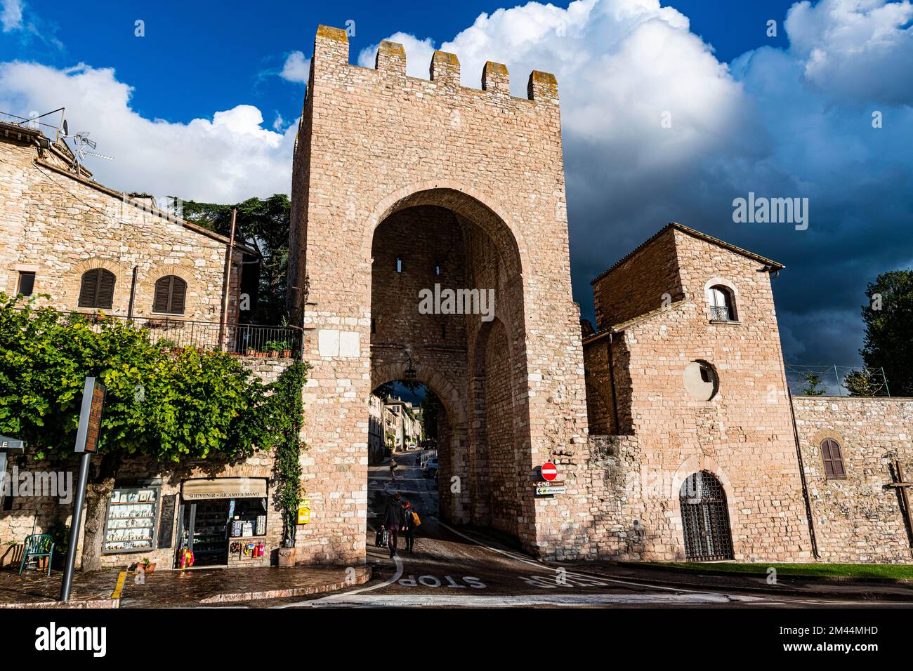Tor zum UNESCO-Weltkulturerbe Assisi, Italien Stockfoto