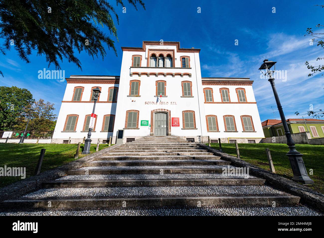 Altes Schulhaus, UNESCO-Weltkulturerbe „Firmenstadt“. Crespi dÂ Adda, Italien Stockfoto