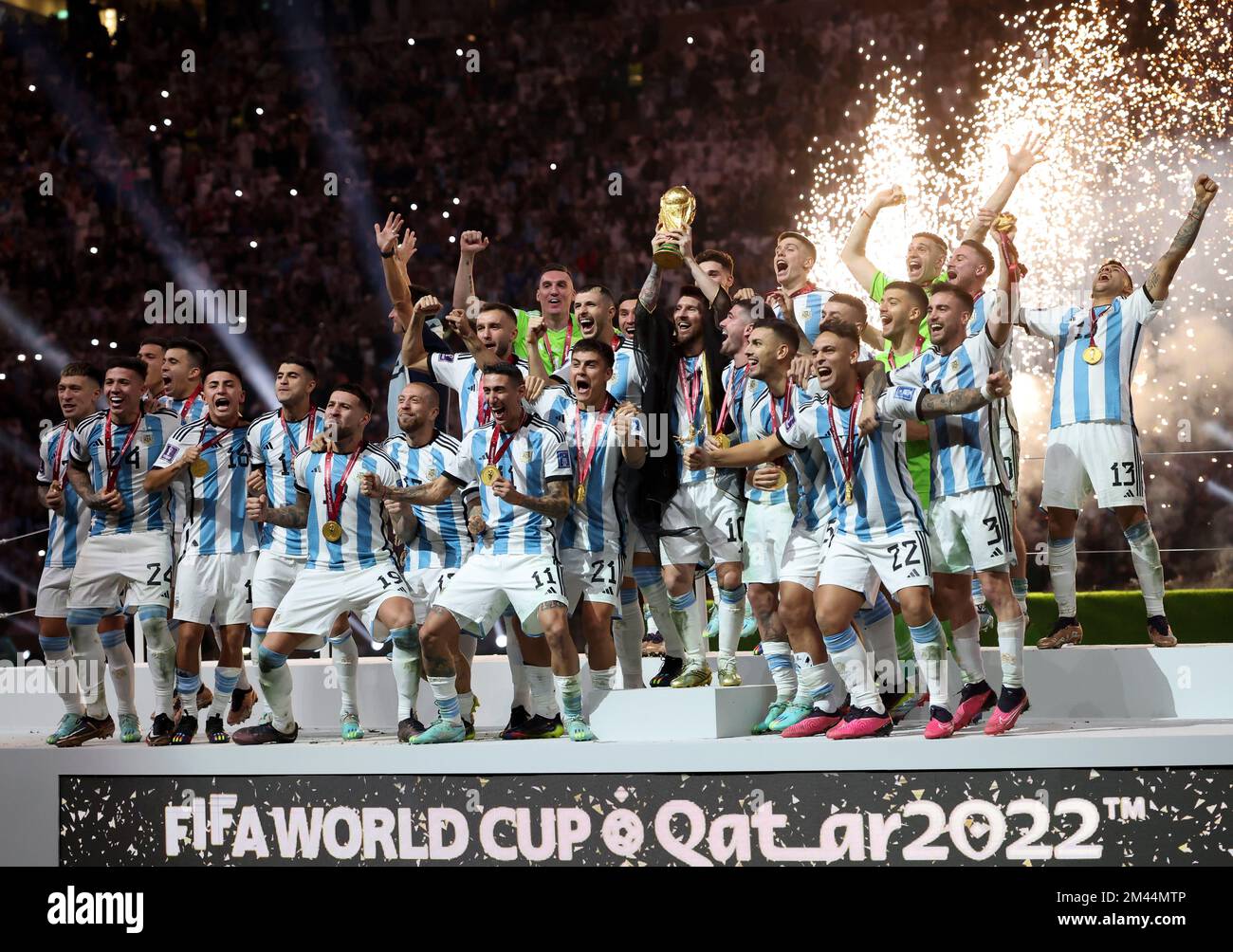 Katar – 18./12./2022, Lionel Messi von Argentinien hält die Weltmeisterschaft und Teamkollegen feiern während der Trophäenzeremonie nach der FIFA-Weltmeisterschaft 2022, Endspiel zwischen Argentinien und Frankreich am 18. Dezember 2022 im Lusail-Stadion in Al Daayen, Katar - Photo Jean Catuffe / DPPI Stockfoto