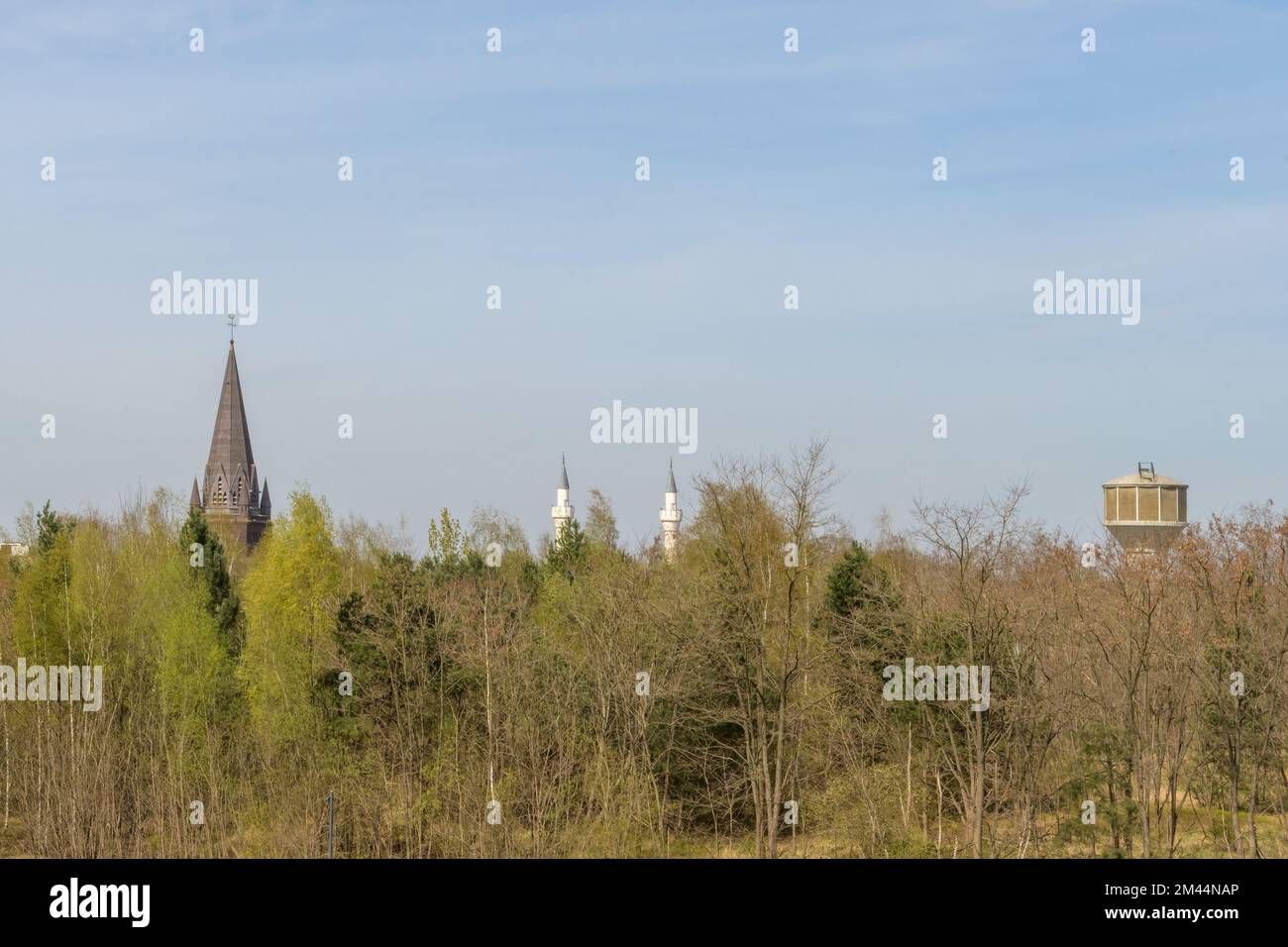 Beringen. Limburg - Belgien 11-04-2022. Gotische katholische Kathedrale und eine türkische Moschee im selben Viertel in Beringen, Belgien. Stockfoto