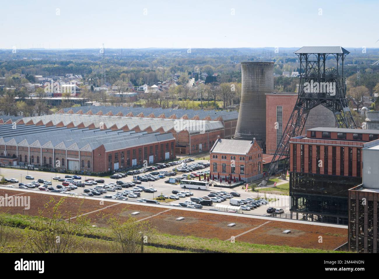 Beringen. Limburg - Belgien 11-04-2022. Das Gebiet der ehemaligen Bergwerke in Beringen heute. Einkaufsstraßen und Parkplätze Stockfoto