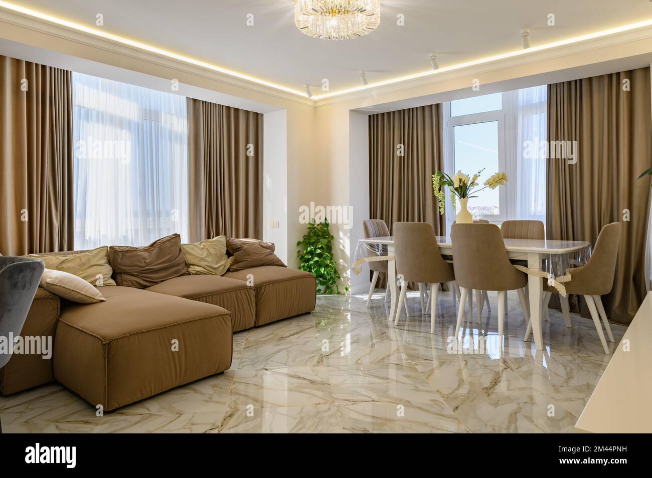 Eine klassische Küche und ein Wohnzimmer mit einem geräumigen und hellen Design in cremefarbenem Colo Stockfoto