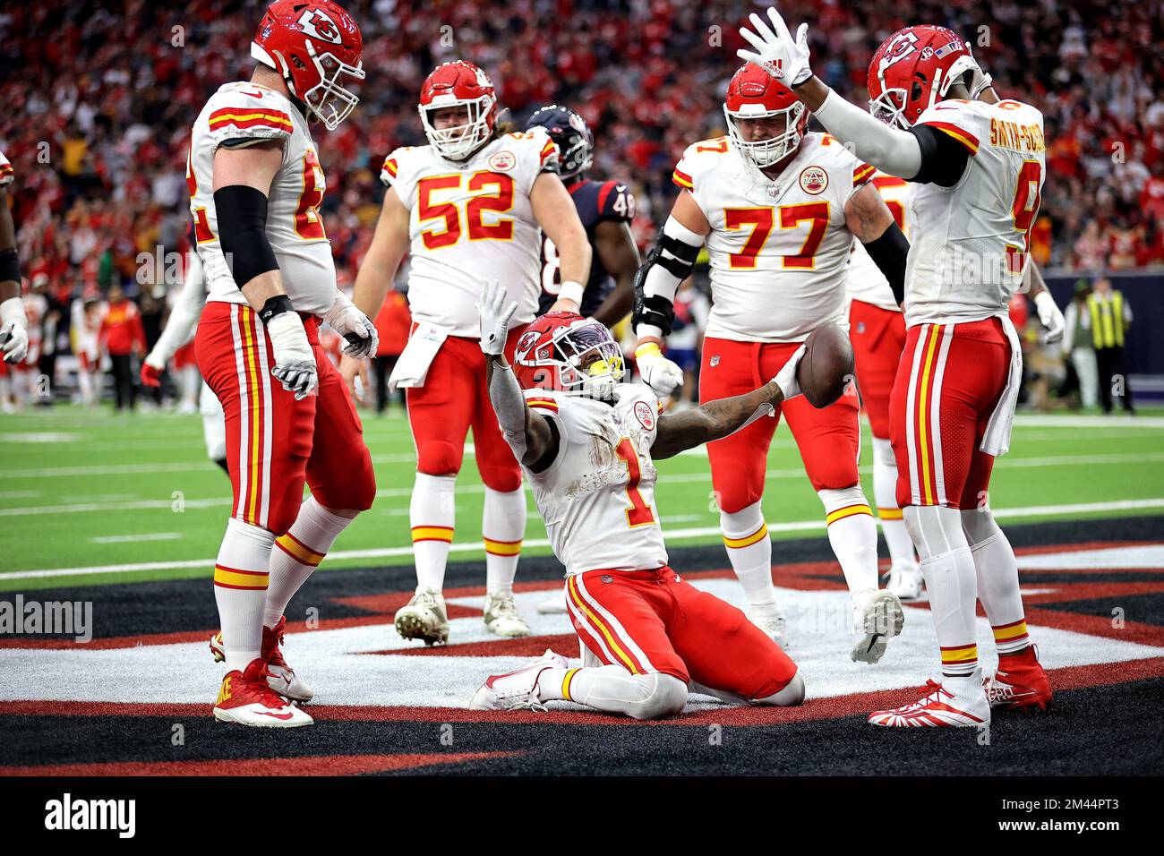 Houston, Texas, USA. 18.. Dezember 2022. Der Running Back der Kansas City Chiefs Jerick McKinnon (1) wird von Teamkollegen nach einer zwei-Punkte-Conversion im vierten Quartal zwischen den Houston Texans und den Kansas City Chiefs im NRG Stadium in Houston, TX, am 18. Dezember 2022 beglückwünscht. (Kreditbild: © Erik Williams/ZUMA Press Wire) Stockfoto Houston, Texas, USA. 18.. Dezember 2022. Der Running Back der Kansas City Chiefs Jerick McKinnon (1) wird von Teamkollegen nach einer zwei-Punkte-Conversion im vierten Quartal zwischen den Houston Texans und den Kansas City Chiefs im NRG Stadium in Houston, TX, am 18. Dezember 2022 beglückwünscht. (Kreditbild: © Erik Williams/ZUMA Press Wire) Stockfoto