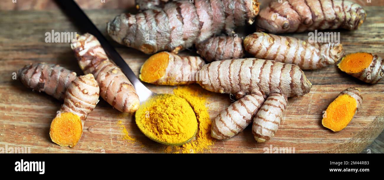 Kurkuma. Kurkumwurzel. Kurkumpulver. Stockfoto