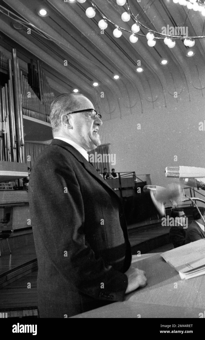 Der SPD-Politiker Herbert Wehner hielt etwa 1968 eine Rede in einer Kirche im Ruhrgebiet Stockfoto