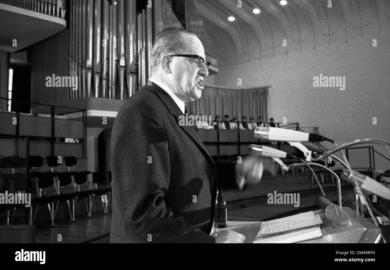 Der SPD-Politiker Herbert Wehner hielt etwa 1968 eine Rede in einer Kirche im Ruhrgebiet Stockfoto