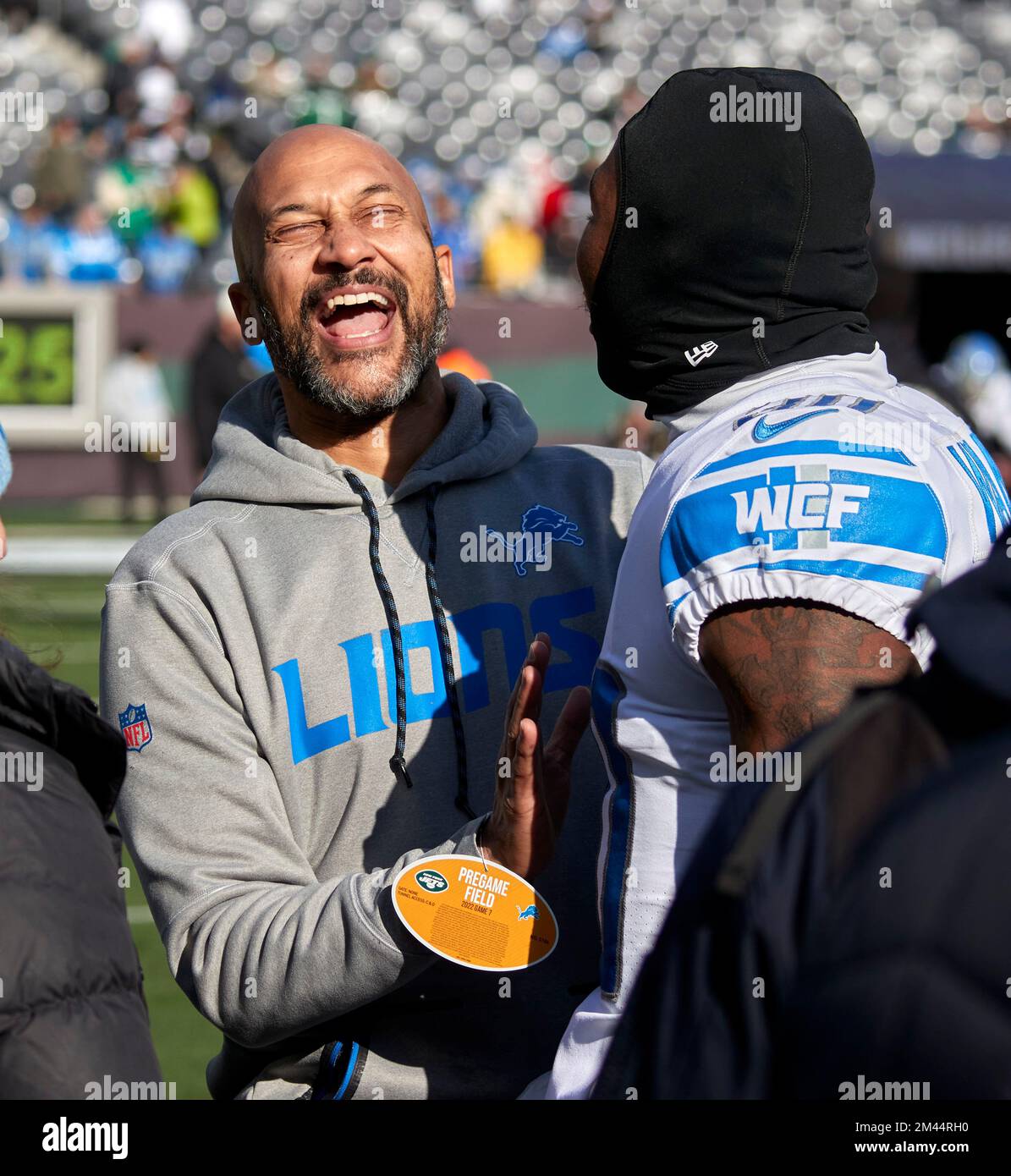 East Rutherford, NJ 18/12/2022, Actor Keegan-Michael Key (L) mit Detroit Lions Running Back Jamaal Williams (30) vor dem Start eines NFL-Spiels zwischen den Detroit Lions und den New York Jets am Sonntag, den 18. Dezember 2022 in East Rutherford, NJ Duncan Williams/CSM Stockfoto