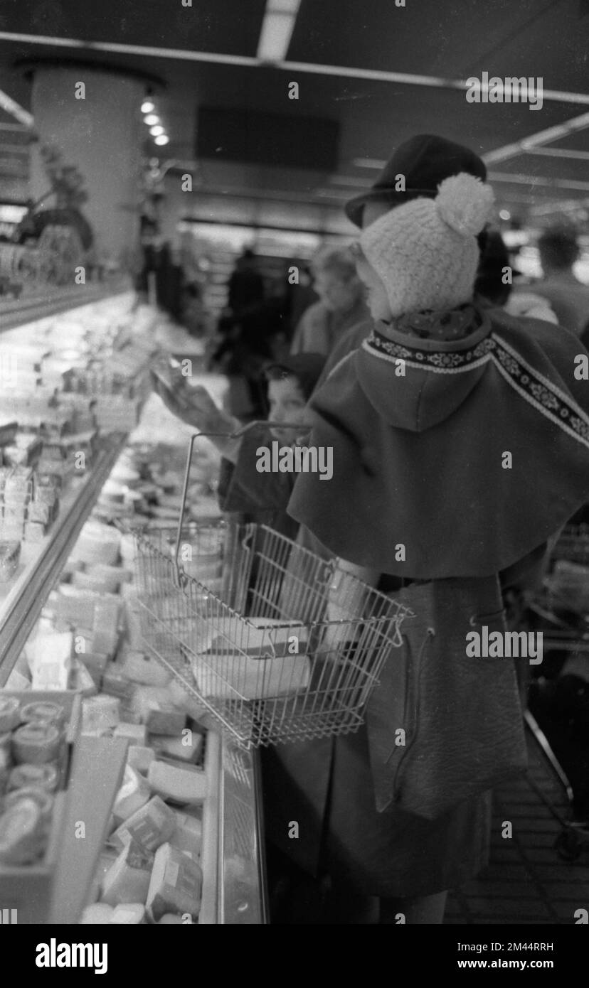 Das Werk einer Hausfrau und Mutter, die Lebensmittel im Supermarkt und Aldi einkauften, hier auf 2. 4. 1965 in der Ruhrstadt Bochum Stockfoto