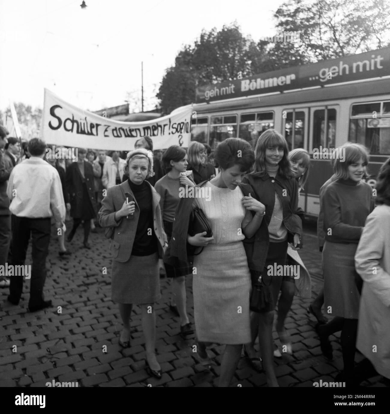 Schüler aller Schultypen und Altersgruppen im Ruhrgebiet in den Jahren 1965 bis 1971 sind gemeinsam gegen Preiserhöhungen im Nahverkehr im Ruhrgebiet Stockfoto