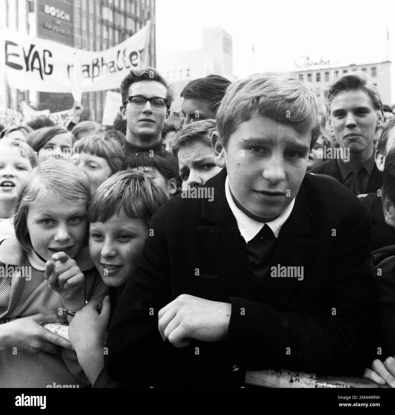 Schüler aller Schultypen und Altersgruppen im Ruhrgebiet in den Jahren 1965 bis 1971 sind gemeinsam gegen Preiserhöhungen im Nahverkehr im Ruhrgebiet Stockfoto