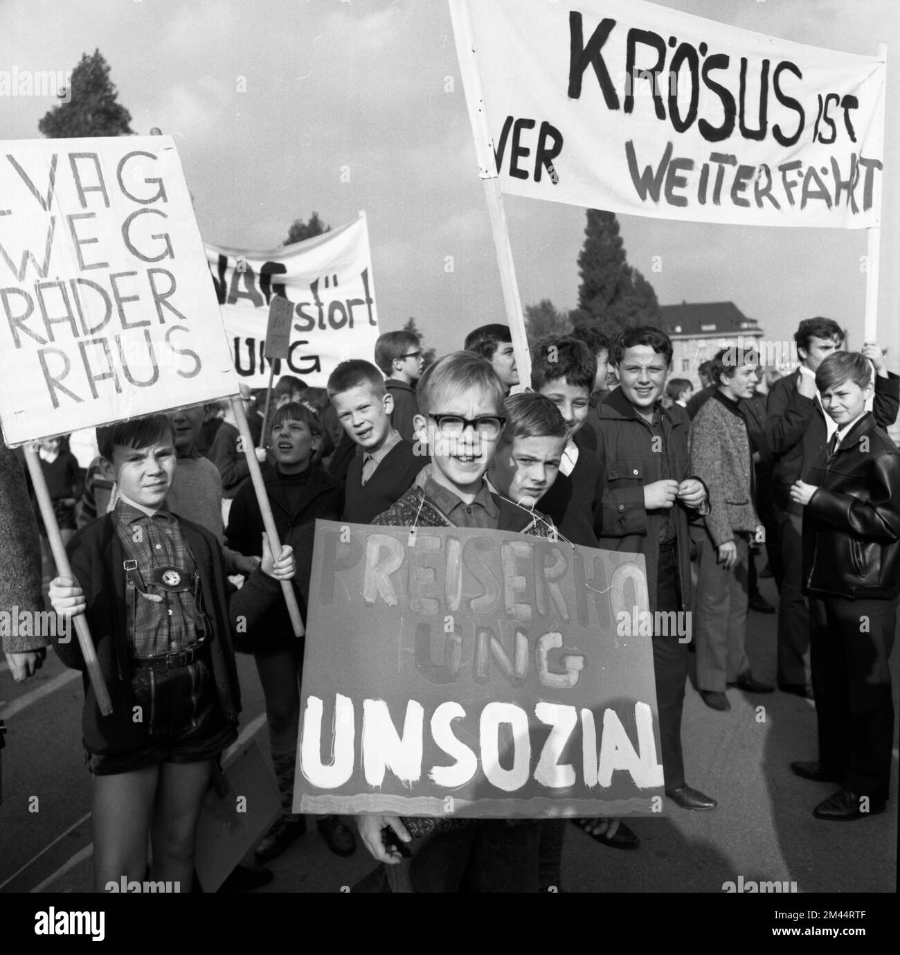 Schüler aller Schultypen und Altersgruppen im Ruhrgebiet in den Jahren 1965 bis 1971 sind gemeinsam gegen Preiserhöhungen im Nahverkehr im Ruhrgebiet Stockfoto