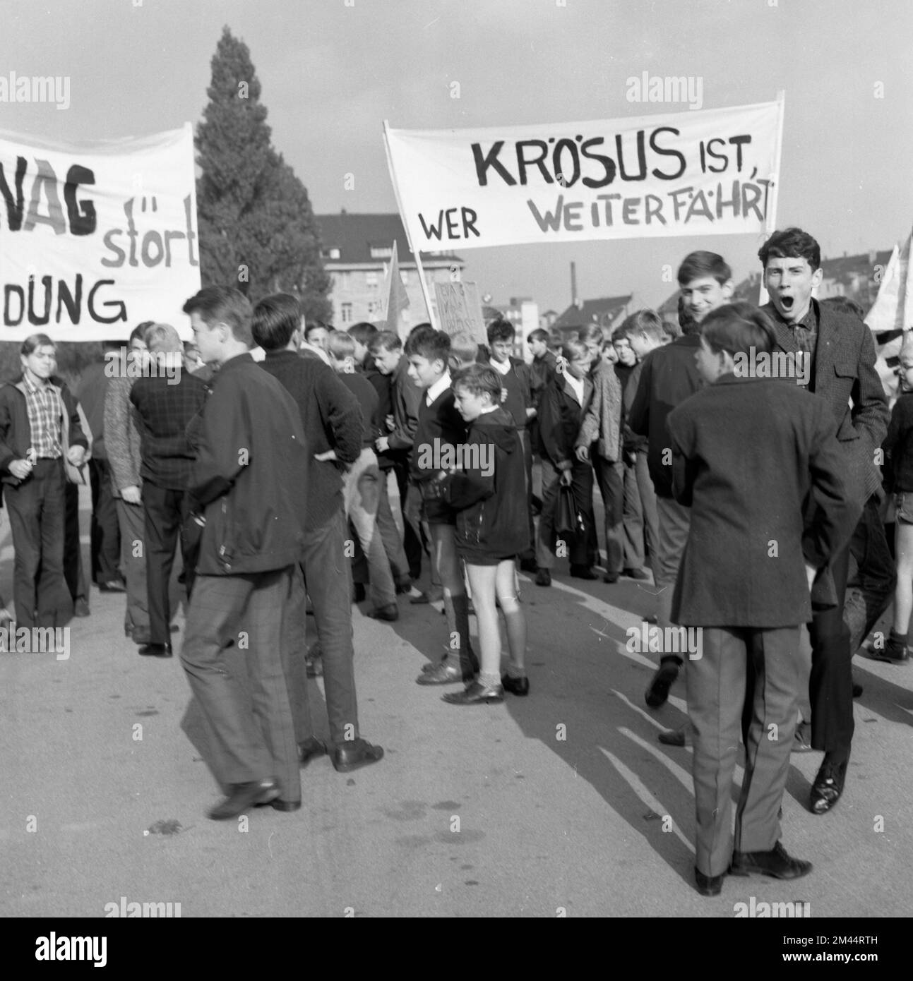 Schüler aller Schultypen und Altersgruppen im Ruhrgebiet in den Jahren 1965 bis 1971 sind gemeinsam gegen Preiserhöhungen im Nahverkehr im Ruhrgebiet Stockfoto