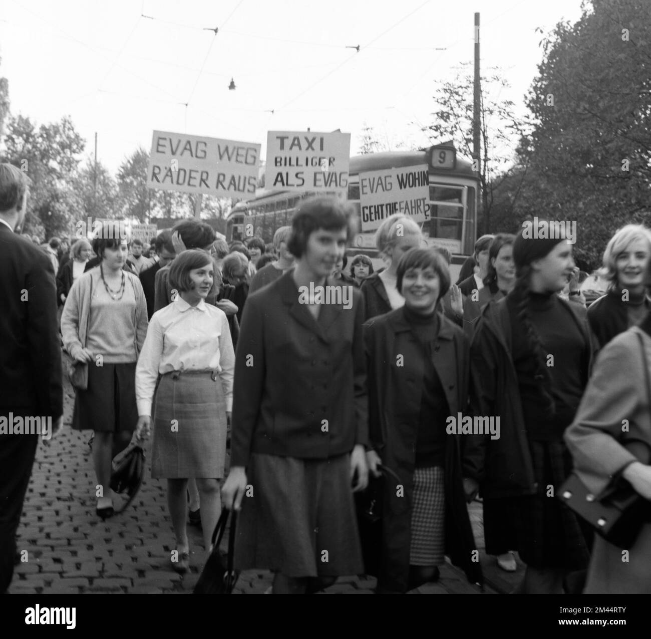 Schüler aller Schultypen und Altersgruppen im Ruhrgebiet in den Jahren 1965 bis 1971 sind gemeinsam gegen Preiserhöhungen im Nahverkehr im Ruhrgebiet Stockfoto