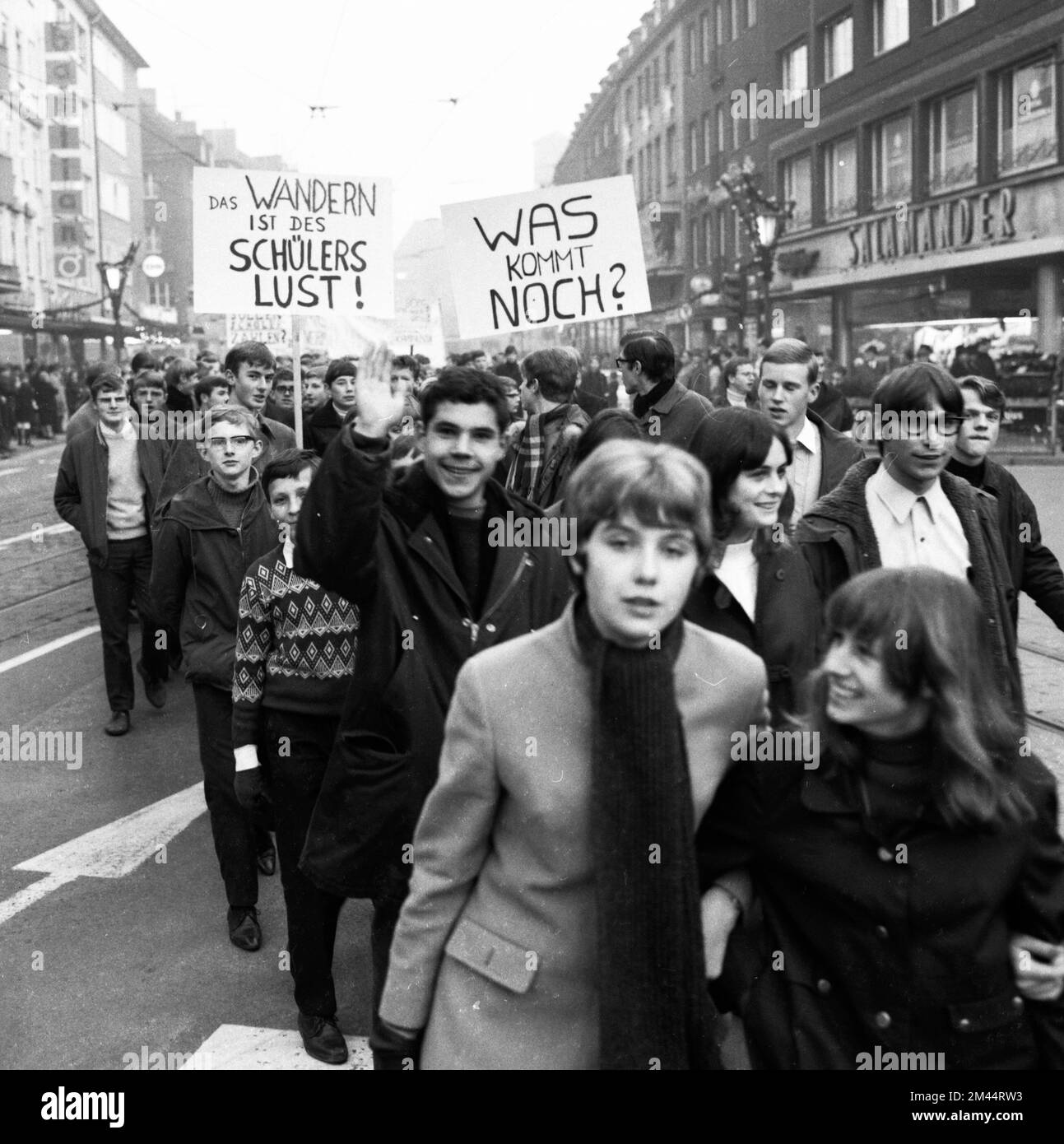 Schüler aller Schultypen und Altersgruppen im Ruhrgebiet in den Jahren 1965 bis 1971 sind gemeinsam gegen Preiserhöhungen im Nahverkehr im Ruhrgebiet Stockfoto